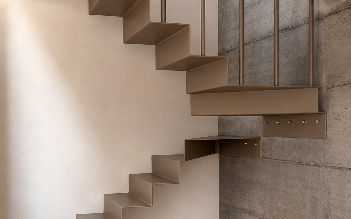Escalier en tôle pliée BACCI Metalli avec structure métallique continue et fixations apparentes